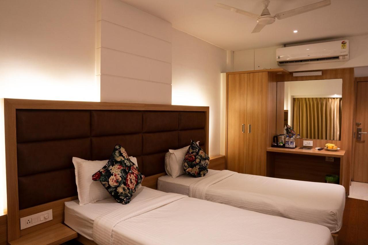 Gold Crest Business Hotel Navi Mumbai Esterno foto