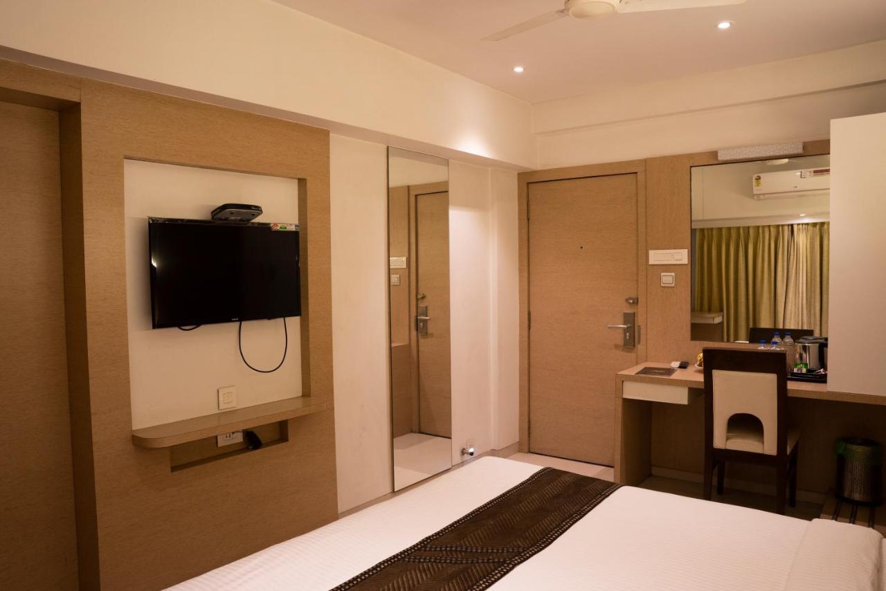 Gold Crest Business Hotel Navi Mumbai Esterno foto