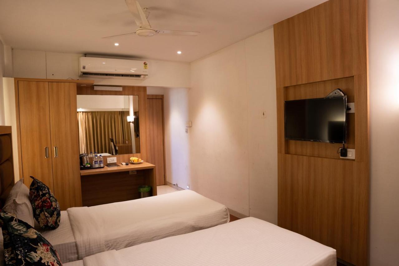 Gold Crest Business Hotel Navi Mumbai Esterno foto