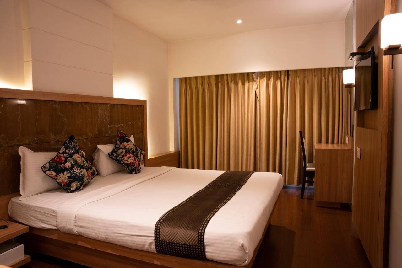 Gold Crest Business Hotel Navi Mumbai Esterno foto