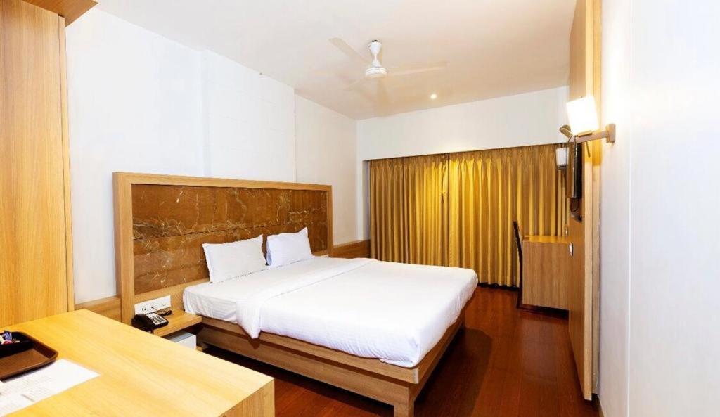 Gold Crest Business Hotel Navi Mumbai Esterno foto